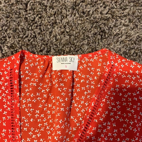 Ladies blouse size small - Picture 2 of 3